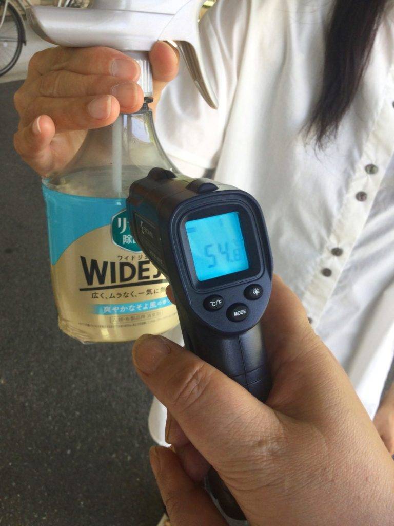 お湯を入れたスプレーの温度測定