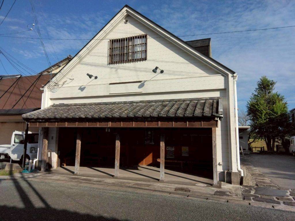 水運で栄えた街に残る白壁と瓦屋根。昔の活気が伝わる趣のあるたたずまい。